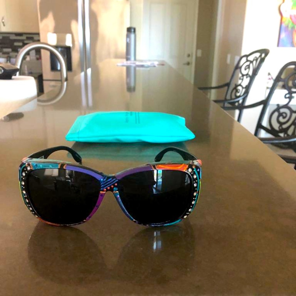 Beautiful hand painted Karen Frye sunglasses.  Polarized lenses and unique look!
